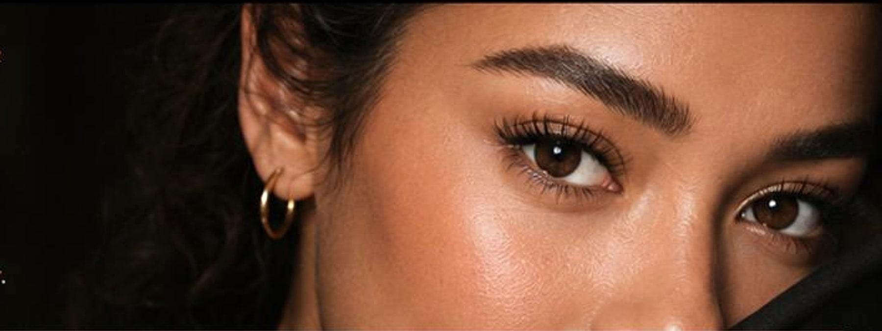 Regard sublimé — cils et sourcils mis en valeur
