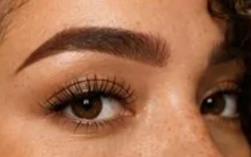 Résultat microshading — sourcils poudrés et redessinés